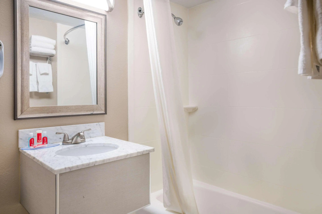 Howard Johnson by Wyndham Malden Boston Area
