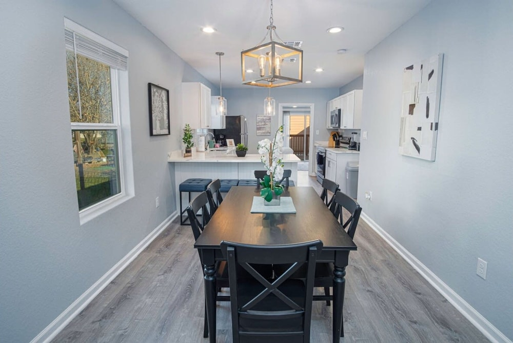 Adorable 4BR 2BA Close to Riverwalk and Downtown