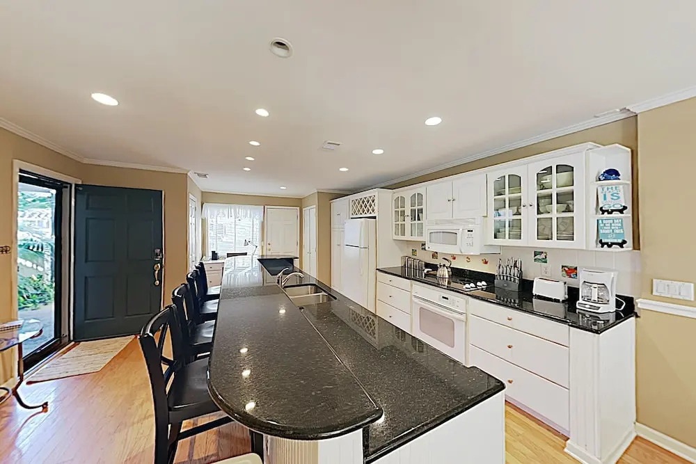 New Listing! Updated All-Suite Tennis Villa - Pool condo