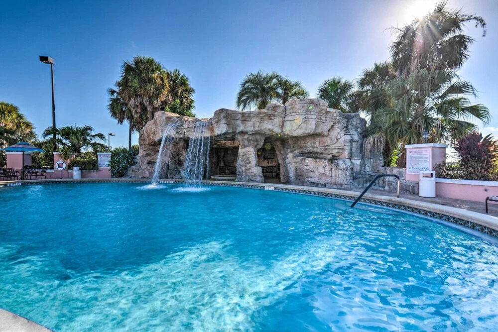 Lovely Lady Lake Home w/ Resort Amenities & Lanai!