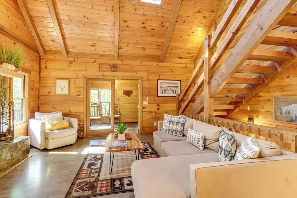 Blue Ridge Cabin w/ Hot Tub, Fire Pit, & Game Room