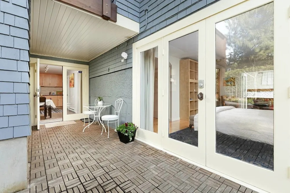 Private and Cozy Home in Kerrisdale
