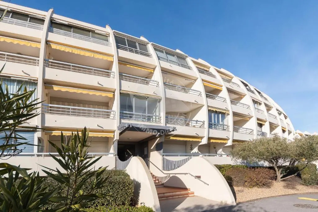 AS9836 - P2 dans une résidence sur la plage avec belle vue sur le chenal et parking privé