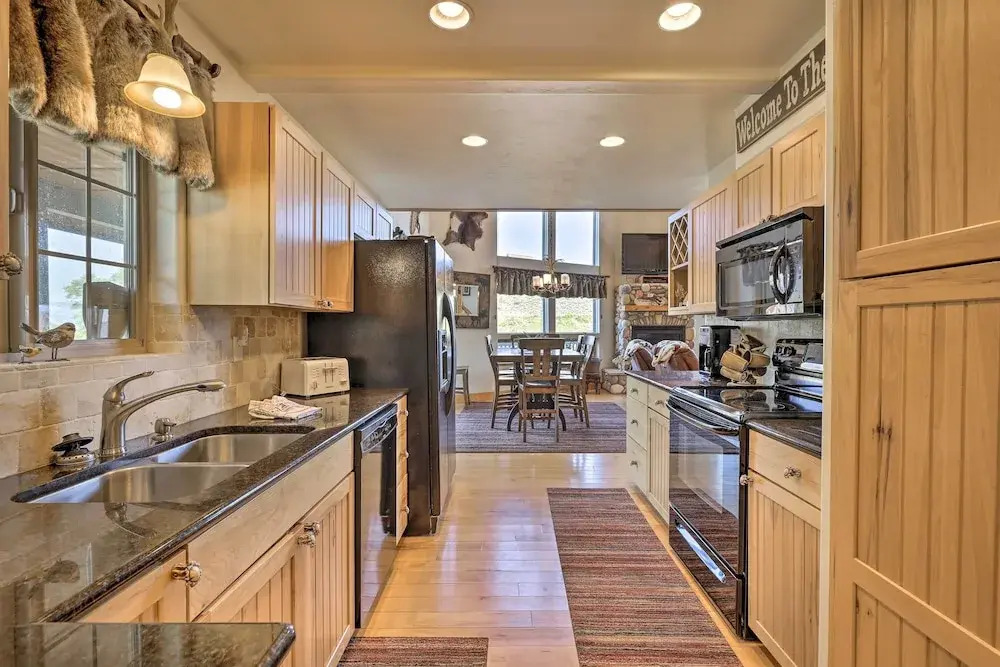 Deck, Bar & Mtn Views: Grand Granby Retreat!