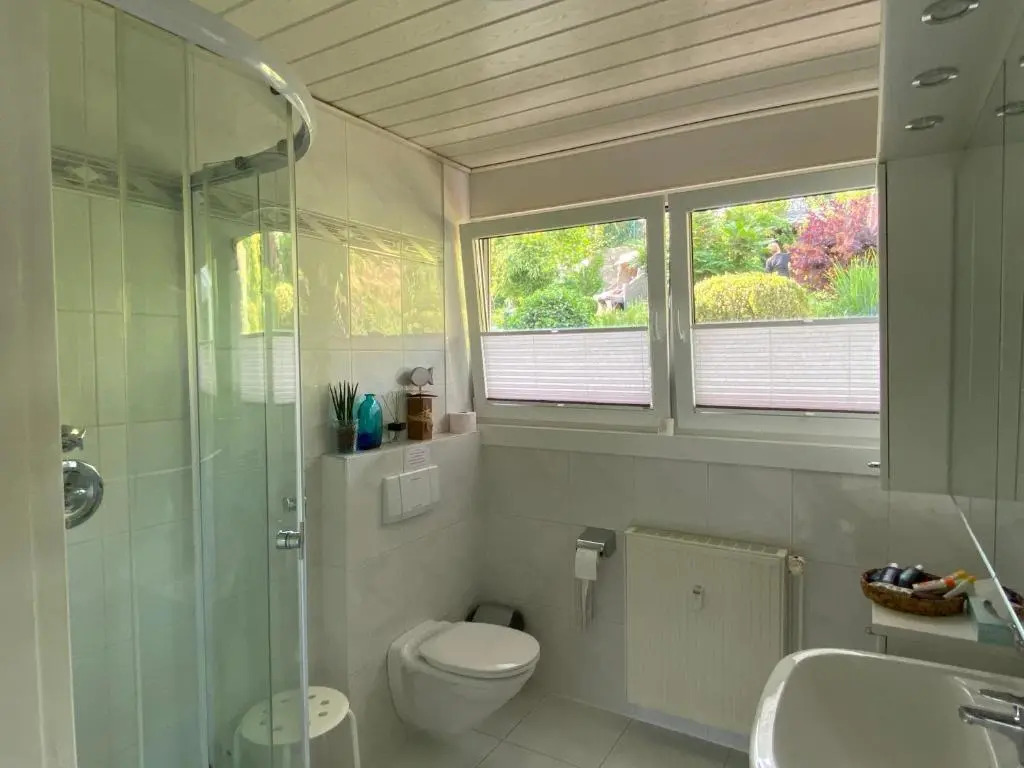 "An der alten Mühle 1" Große Fewo 110 qm, sehr zentral gelegen, zwei Schlafzimmer, Südbalkon, Gartenterrasse & Wallbox