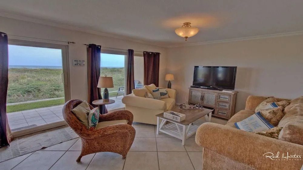 Seagull 101 Minium 3 Bedroom Condo by RedAwning
