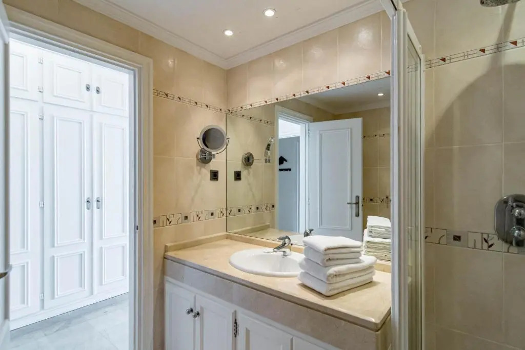 CB1- Sweet flat, shared pool in perfect location