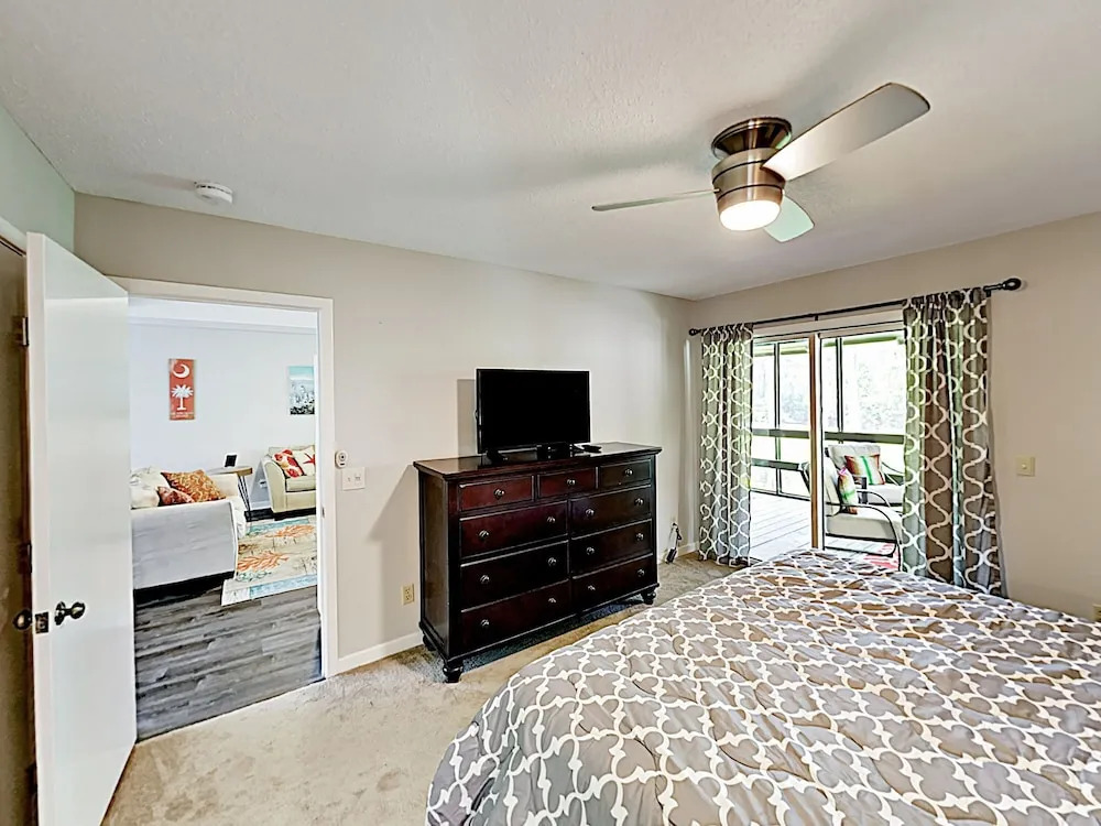 Secluded W/ Hot Tub, Under A Mile To Beach 3 Bedroom Home