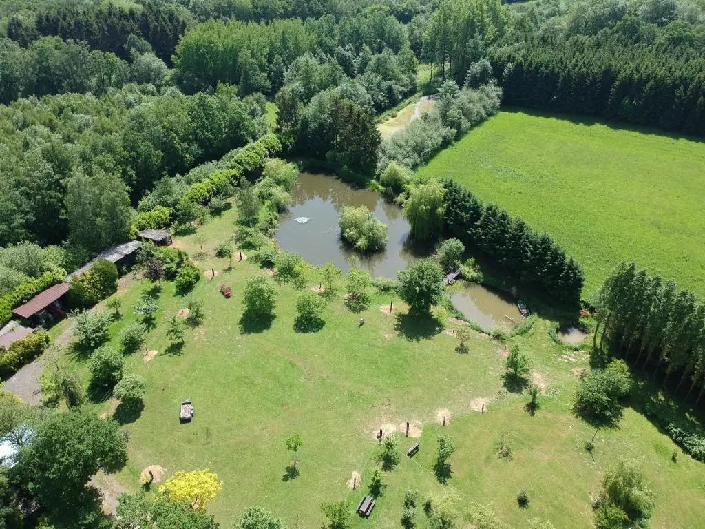 le bateau sur lac privé de 2 hectares poissonneux au milieu des bois
