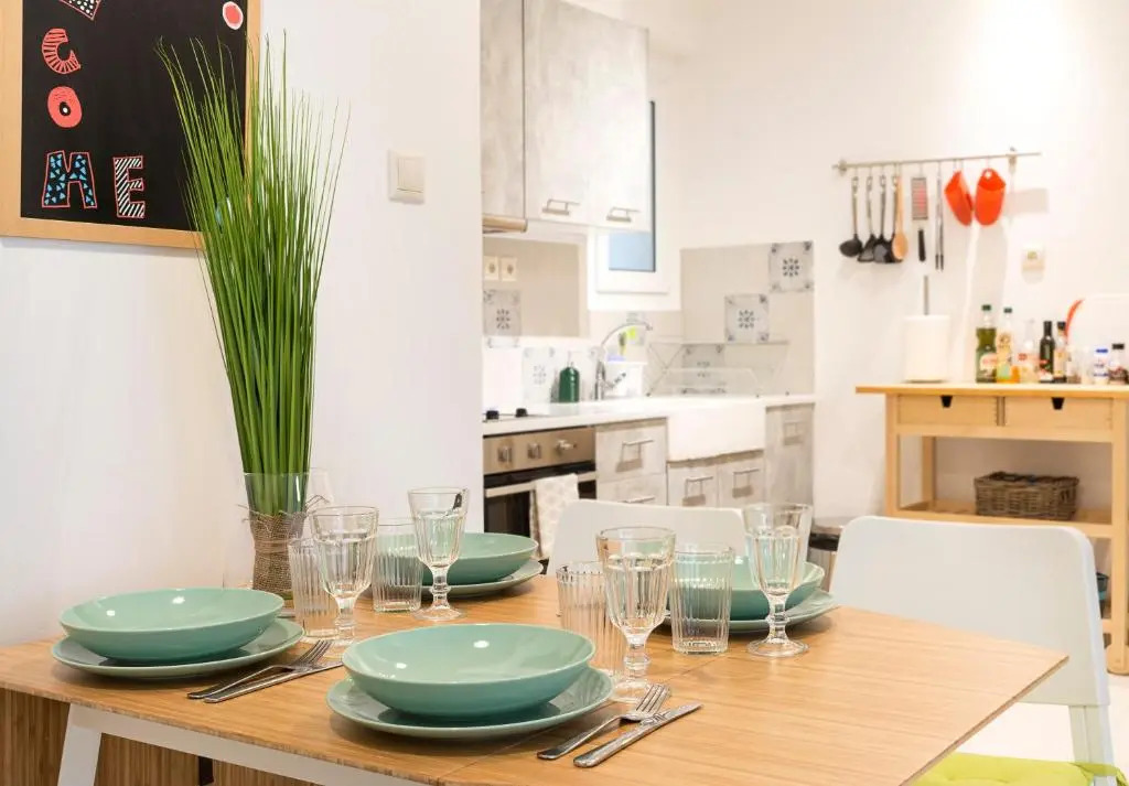 1 KM from The Acropolis 1 Bedroom Apt Netflix And Washing Machine