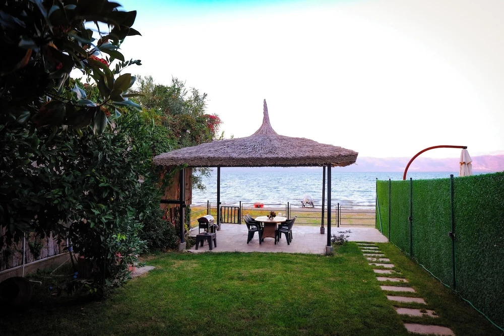 Villa Lake Paradise