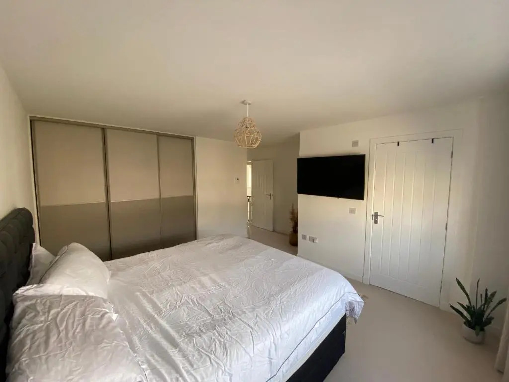 Luxury 4 bed detached 3 beds