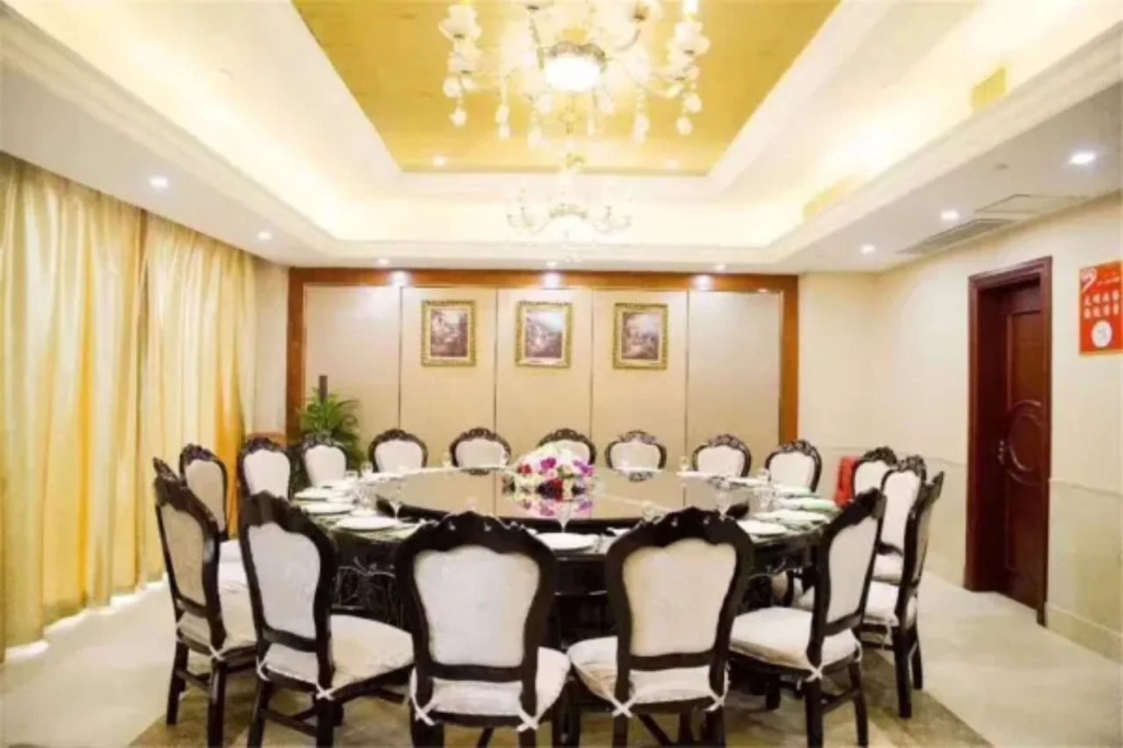 Vienna International Hotel (Xinyang Municipal Government Railway Station)