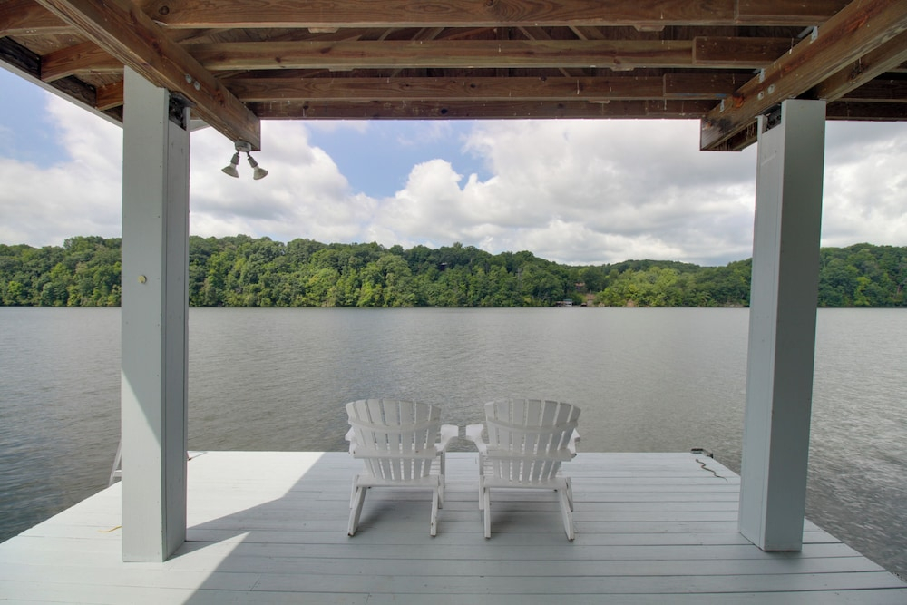 Lakefront Hiwassee Home w/ Private Dock & Deck!