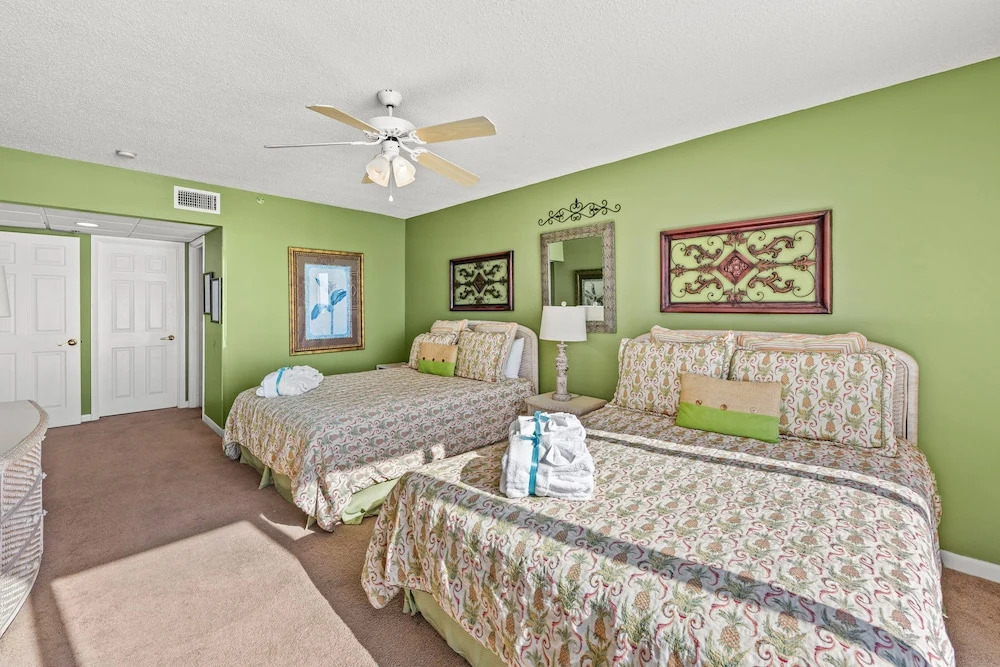 Gulf Front Living Room And Master Suite! Sleeps 8