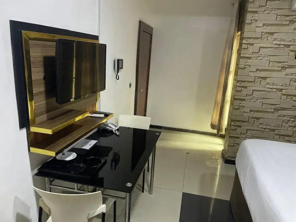 Brick Rock Hotel And Suites