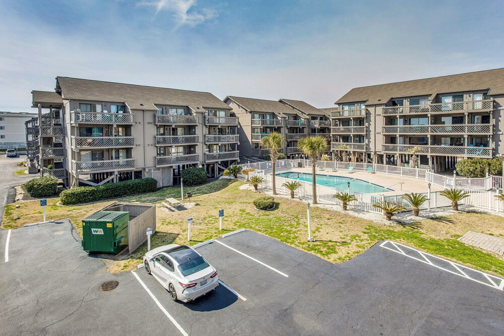 Walk to Ocean: Condo w/ 3 Pools in Myrtle Beach