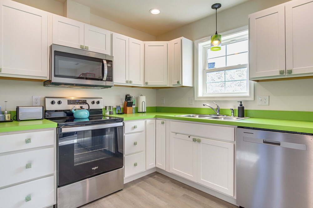 Walk to Local Eats & Docks! Crisfield Getaway