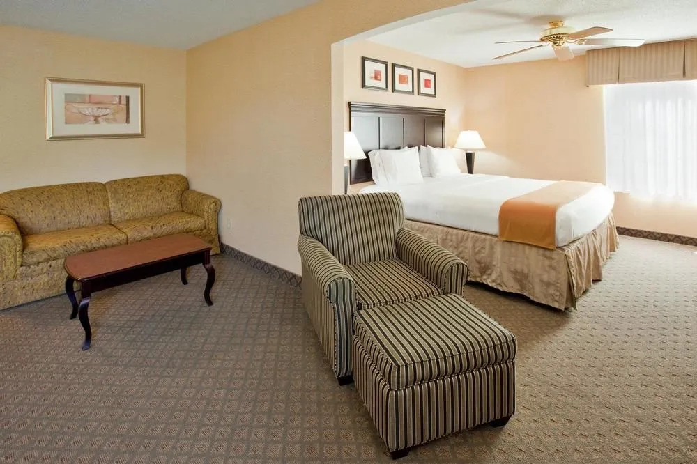 Days Inn & Suites South Boston