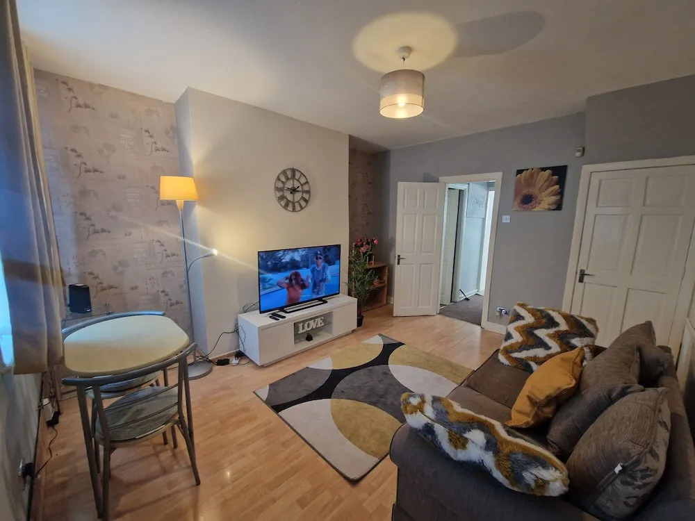 House - Sleeps 4 - Garden - Parking
