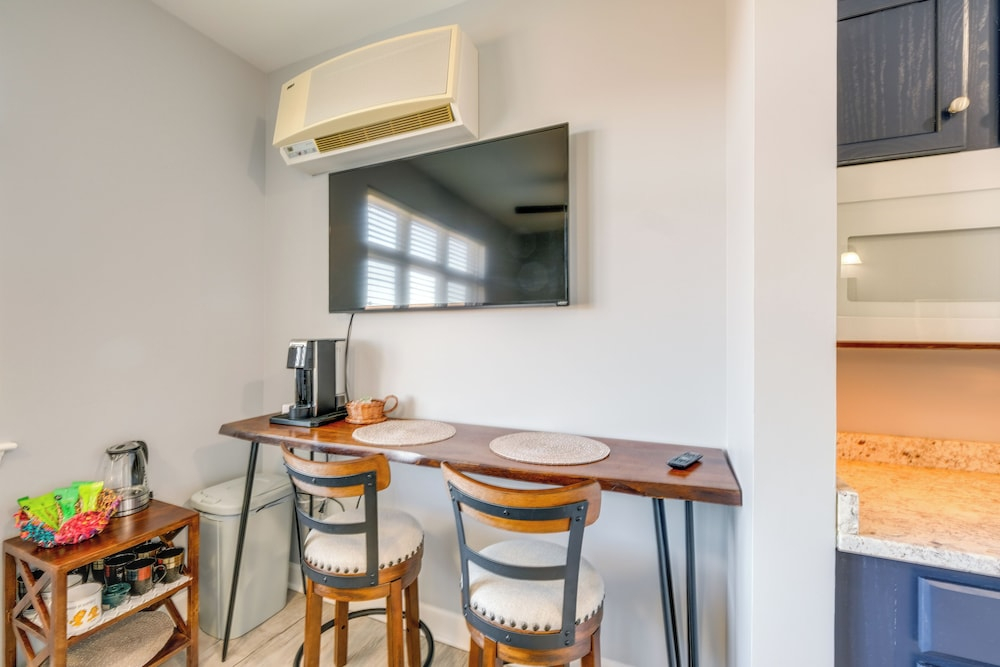 Surfboard-themed Huddleston Studio w/ Beach Access