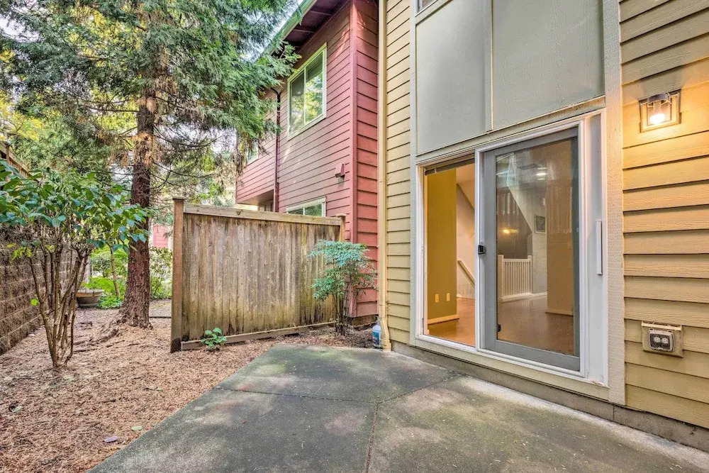 Walk to Local Shops & Eats! Quaint Issaquah Home