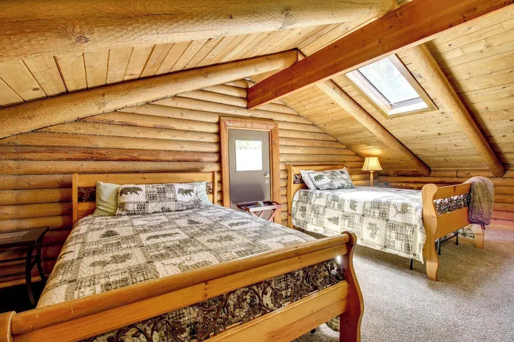 Cozy Log Cabin on 1/2 Acre in Lakeside!