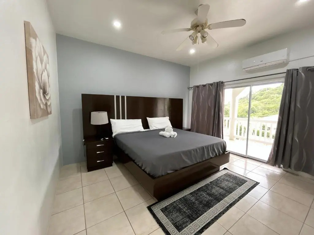 Luxury 5BD Villa - Massive Pool & Outdoor Vibe