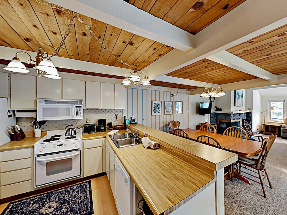 Mountaintop #D - 4 Br Condo