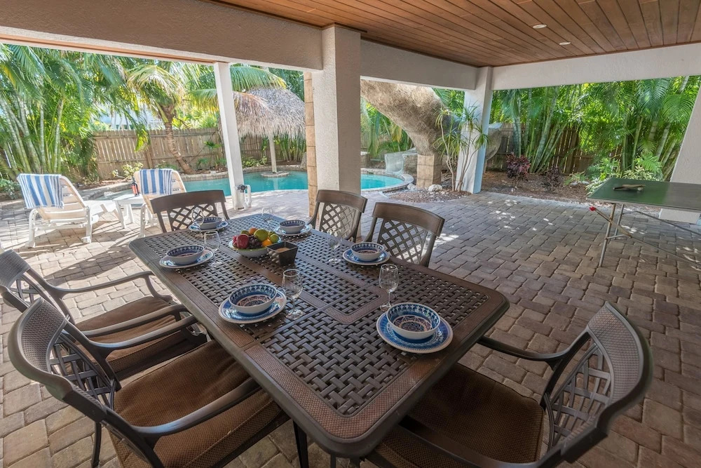 South Seas Apartment 6