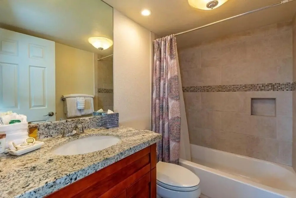 Kihei Beach, #404 1 Bedroom Condo by RedAwning