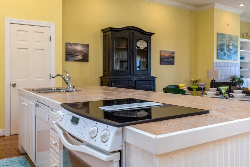 Ricky Mos' Island Oasis - 2628 Bridgeview 4 Bedroom Home by Redawning