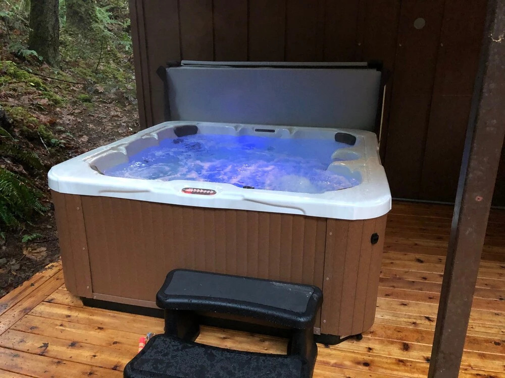 69SL - Upscale - Hot Tub - Wi-Fi - BBQ - Sleeps 8