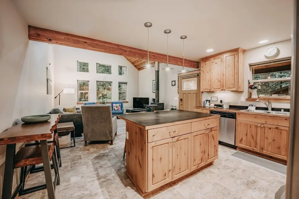 52gs - Hot Tub - Wifi - Pets Ok - Wood Stove - Sleeps 6 2 Bedroom Home by RedAwning