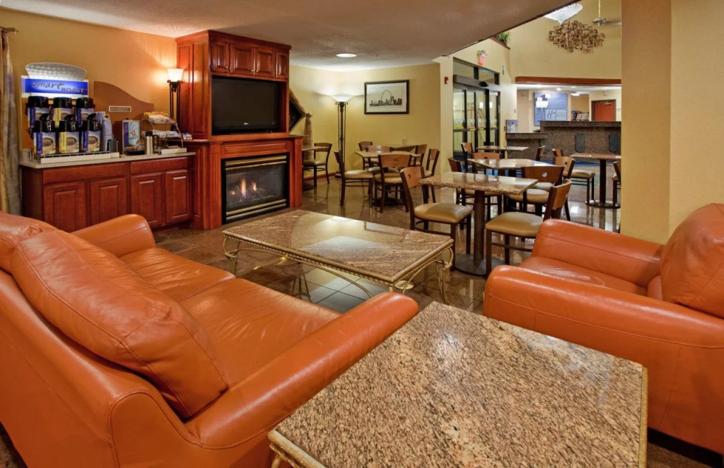 Holiday Inn Express Hotel & Suites Fenton/I-44 by IHG