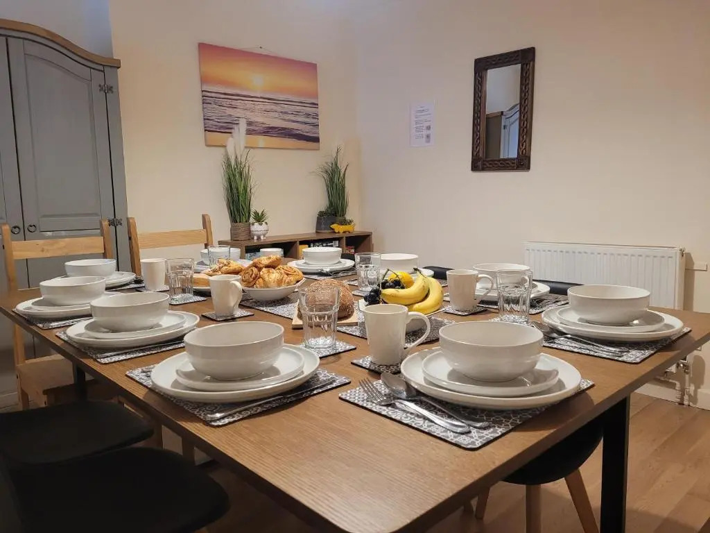 Large 5 bed town-centre home close to the beach, sleeps 9