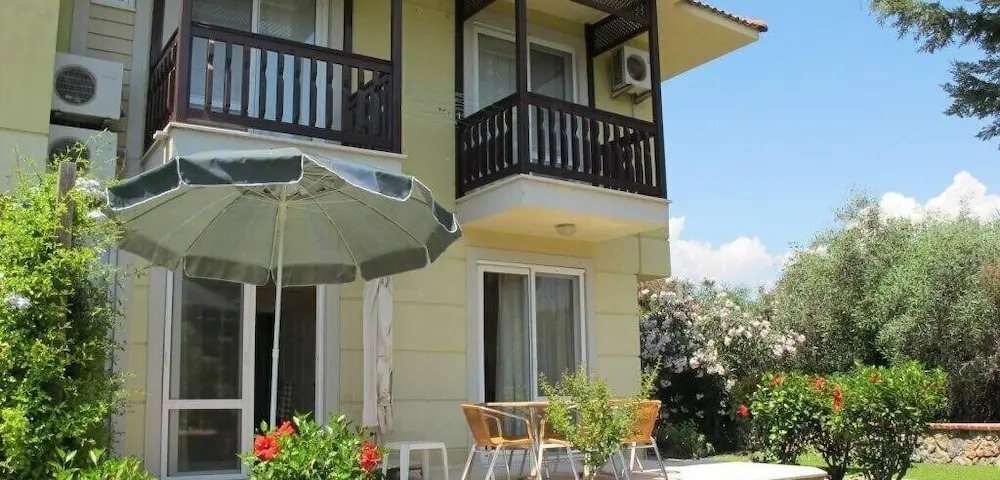 Villa RN4D by JoyLettings