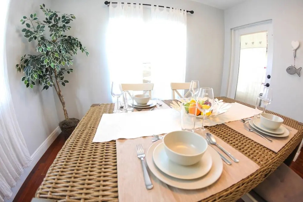 Beautiful Home Close To The Beach w Pool & Patio