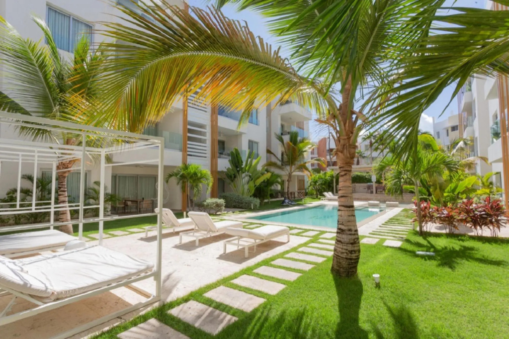 Gorgeous apartment steps from the beach.  B3