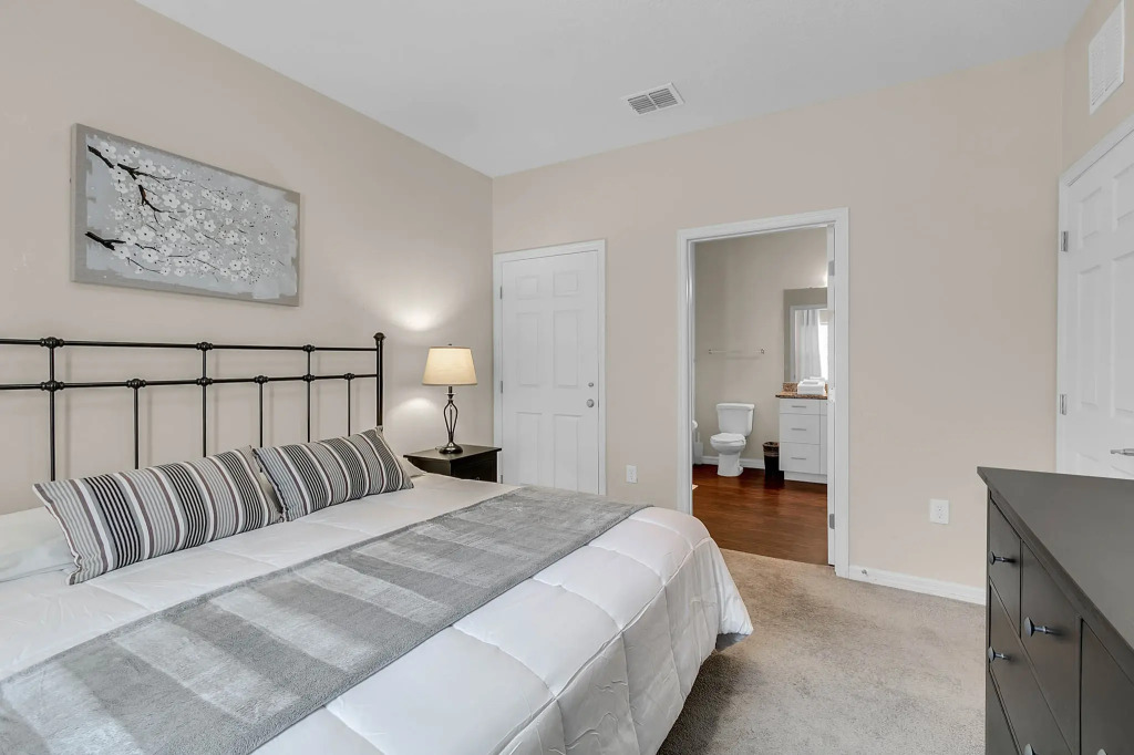 4 Bd 3 Ba Lucaya Village 14-101