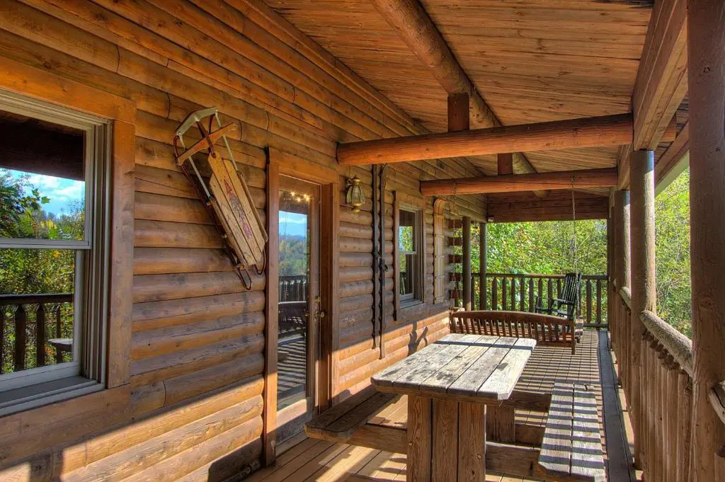 Rustic 4/2 Log Cabin with Lovely Views! Sleeps 8!