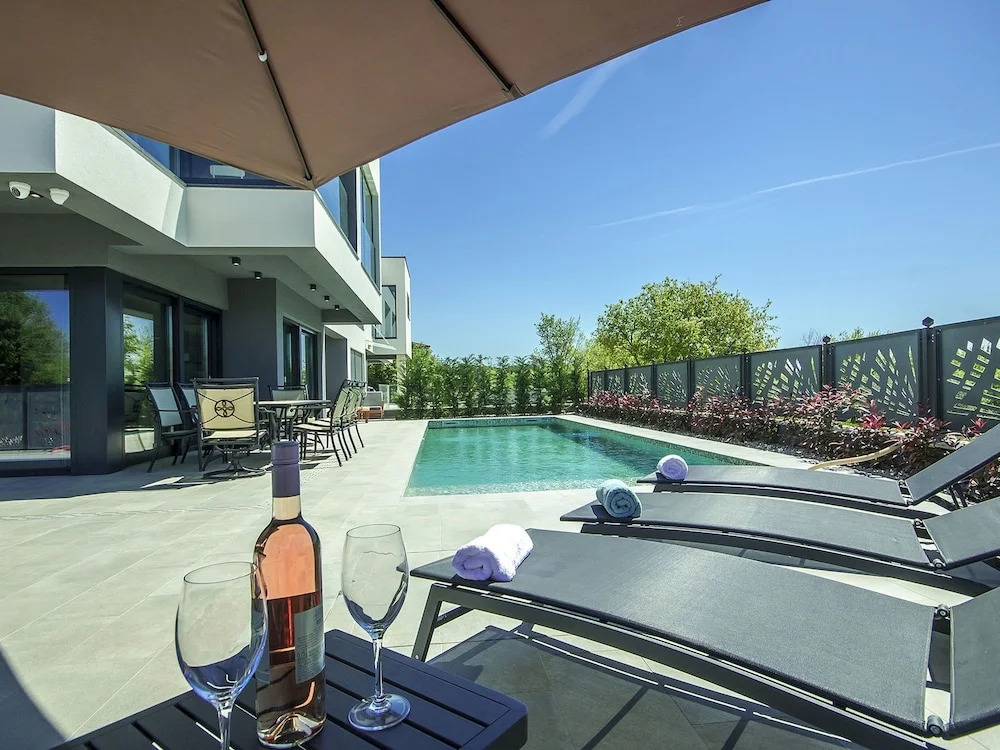 Luxurious Villa in Porec With Jacuzzi