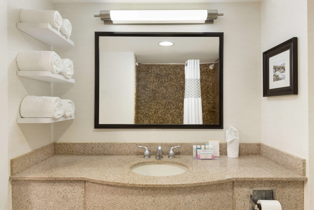 Hampton Inn & Suites Manchester-Bedford