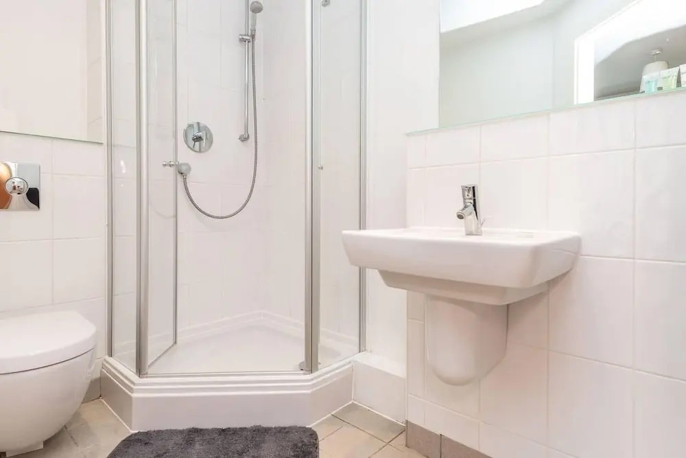 Stunning 2BR Waterside Apartment Close to Station