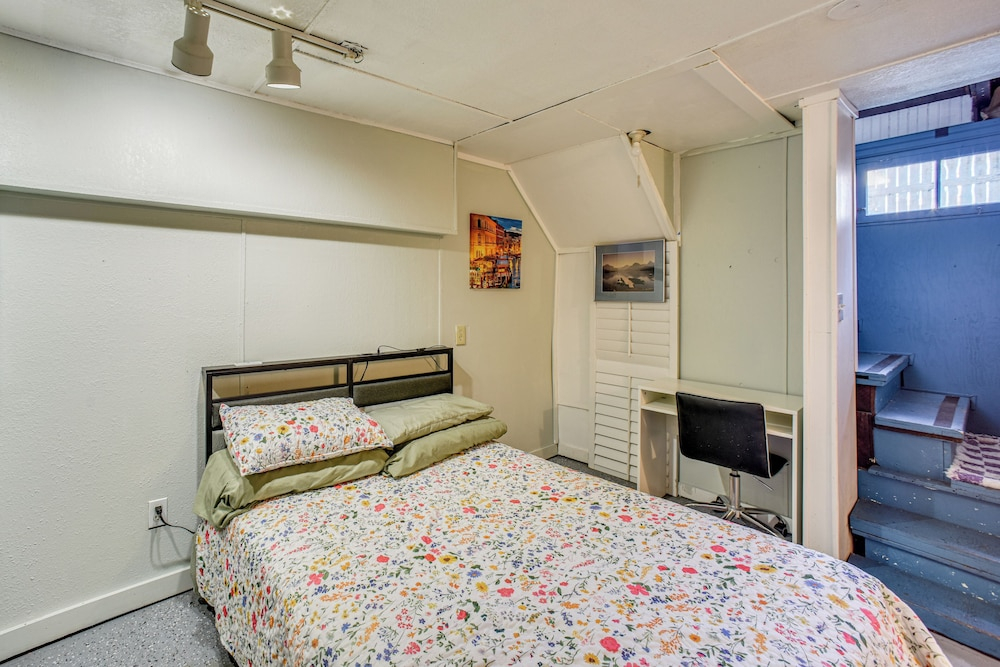 < 1 Mi to Downtown! Old North End Studio w/ Patio