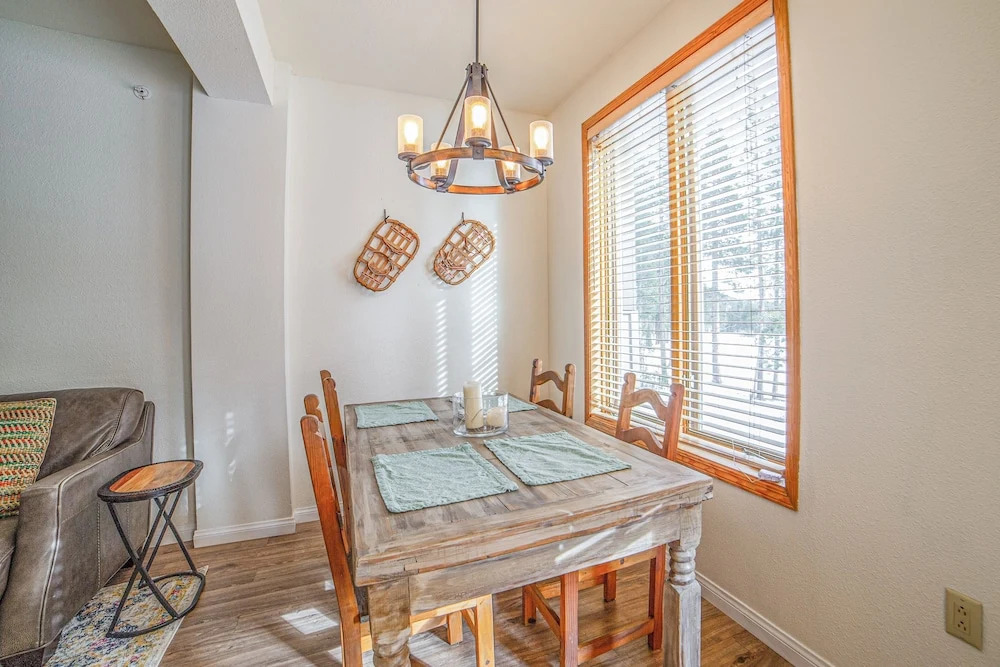 Updated W/ Pool & Hot Tub - Walk To Lift! 2 Bedroom Condo