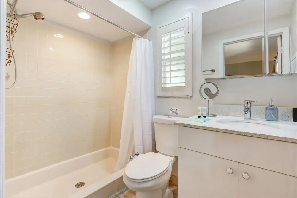 Lakeshore - Private & Sanitized, Perfect for Social Distancing & Working From Home. Private Pool, Pet Friendly. Discounted During Pandemic. Super-host Support