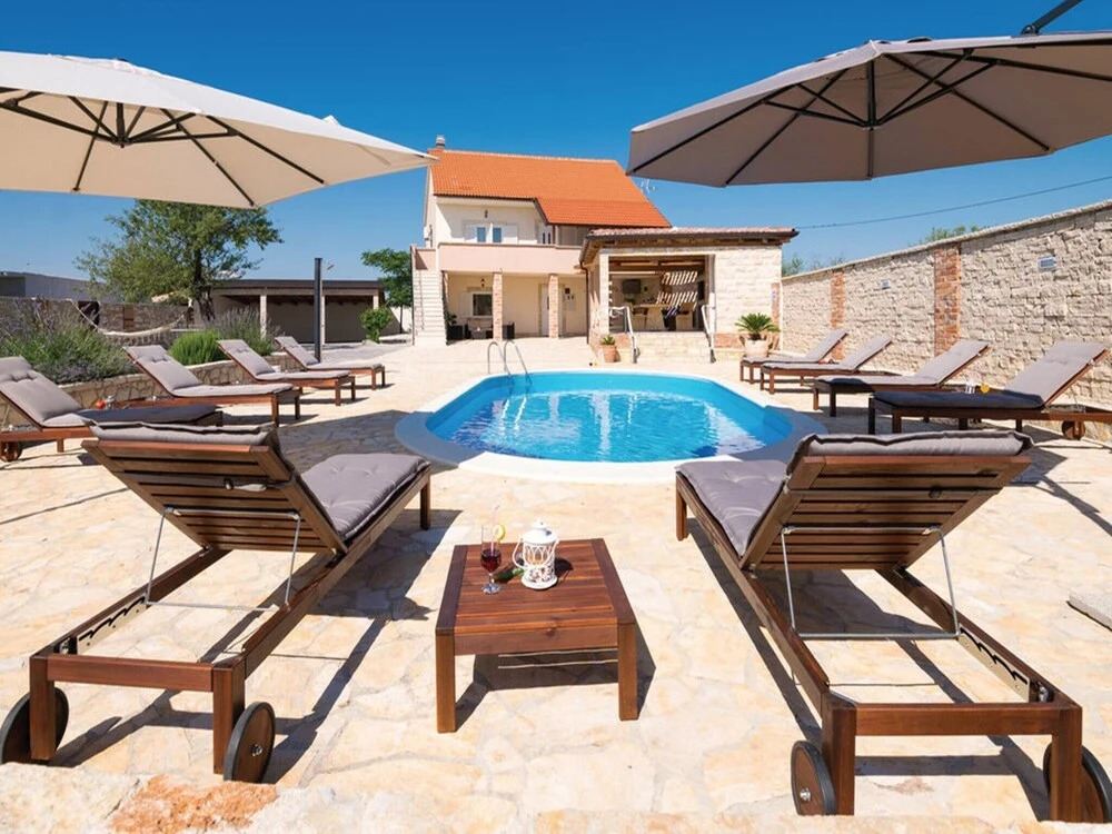 5 Villa Antique With Extra Large Pool