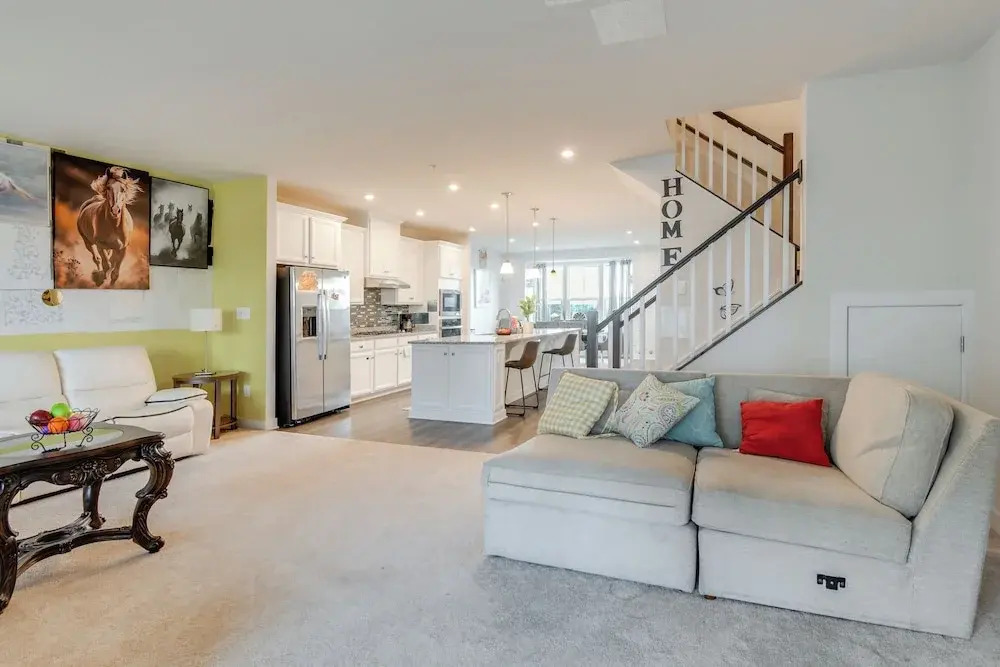 Townhome at Laurel Park: Modern & Spacious Getaway