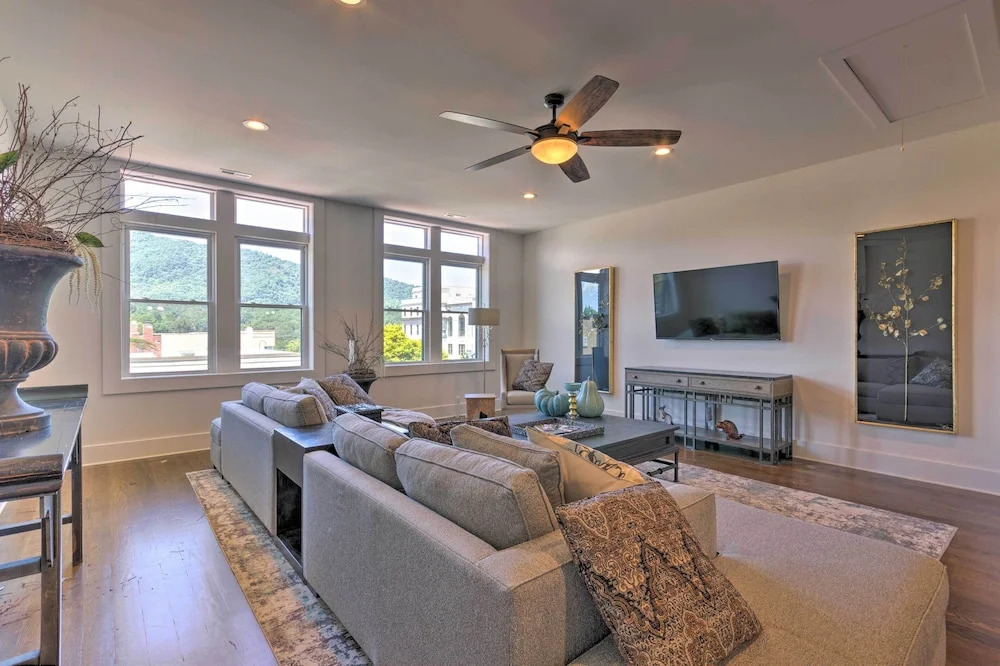 Modern Main St. Apt in Downtown Waynesville!